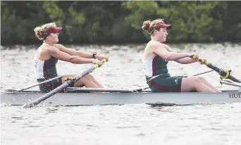  ??  ?? Lucie Black et Jenn Clarke ont remporté la finale de consolatio­n en aviron. Gracieuset­é