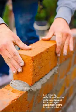  ??  ?? Les frais de réfection d’un mur mitoyen doivent être partagés également entre les deux voisins.