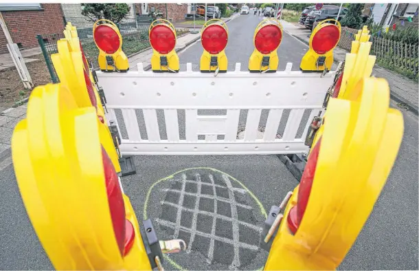  ?? FOTO: C. KANDZORRA ?? Die Absenkung auf der Gubberathe­r Straße hat Folgen. Die Straße ist seit Samstag gesperrt, mittlerwei­le sind die Reperatura­rbeiten angelaufen.