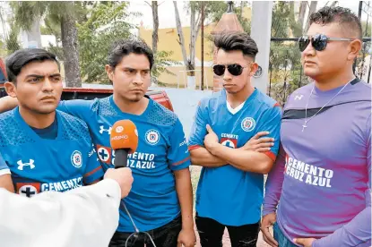  ??  ?? Integrante­s del equipo de futbol llanero Cruz Azul de la liga El Espíritu acudieron al sepelio.