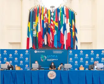  ?? EFE ?? Luis Almagro (izq.) inauguró en Guatemala la Asamblea General del organismo