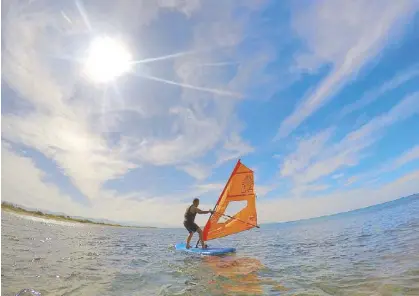  ?? PHOTOS BY ANDY ZAPATA ?? Narvacan is a safe place to learn to windsurf.