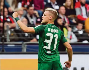  ?? Foto: Jan Hübner ?? Mit seinem Treffer war Philipp Max entscheide­nd am Erfolg des FC Augsburg beteiligt. Mit sieben Punkten nach vier Spielen hat der FCA den besten Start seiner Bundesliga Geschichte hingelegt.
