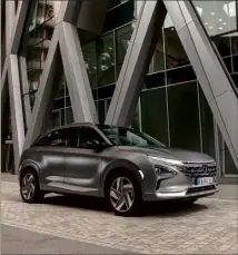  ??  ?? Avec son look futuriste, le SVU à hydrogène de Hyundai ne passe pas inaperçu.