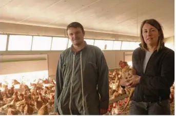  ??  ?? Aurélien Lepareur et Alexandra Boursin, avec sa poule préférée, Carla.