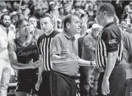  ?? Vasha Hunt / Associated Press ?? Houston guard Marcus Sasser and coach Kelvin Sampson try to convince refs not to leave the floor and to look for possible goaltendin­g at Alabama on Saturday.