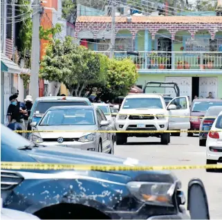  ?? FOTO: EL SOL DEL BAJÍO ?? Elementos de la Fiscalía y Policía Municipal se dieron cita en el lugar del asesinato./
