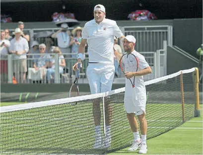  ?? AP ?? Gemelos. En Wimbledon 2017 se enfrentaro­n Isner (2,08 metros) y Sela (1,75). Y ganó el israelí...