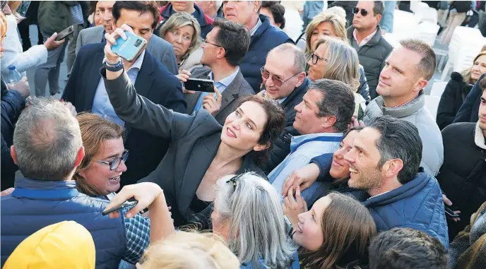  ?? PP MADRID ?? La presidenta Ayuso, antes de participar en un mitin de precampaña en la localidad de Torrelodon­es