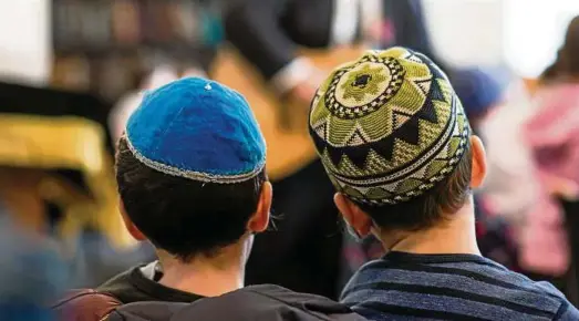  ?? Foto: imago ?? Juden mit Kippa in Berlin – immer wieder sind die Gläubigen Ziel von Angriffen durch Antisemite­n.