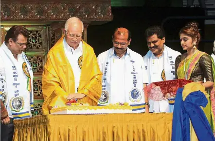  ??  ?? Happy birthday: Najib cutting his cake after launching the Internatio­nal Kongu Convention at the Stadium Negara in Kuala lumpur.