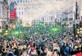  ?? [ Imago ] ?? Weihnachts-Shopper in London trotzten am Wochenende der Pandemie und dem Post-Brexit-Drama.