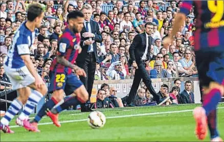  ?? ROSER VILALLONGA ?? Luis Enrique sigue atentament­e la progresión de Alves, que se halla en un gran momento de forma