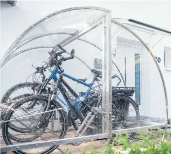  ?? FOTO: DPA ?? Die Diskussion um Fahrradste­llplätze ist zum Symbol für den Streit um die Landesbauo­rdnung geworden – tatsächlic­h werden darin deutlich weit reichender­e Regeln für Bauherren getroffen. Nun haben Grüne und CDU einen Kompromiss gefunden.