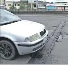  ??  ?? Daños en uniones de los puentes
Hay peligro de un accidente de tránsito si un carro trata de evadir un hueco en una curva, en la Perimetral; como en las uniones de un puente.