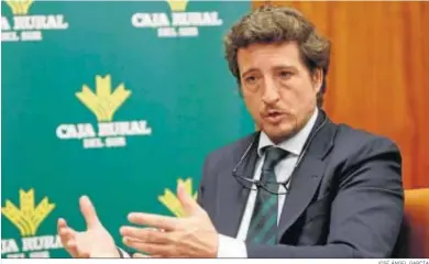  ?? JOSÉ ÁNGEL GARCÍA ?? Javier Lasarte, ayer, en la sala de Banca Privada de Caja Rural del Sur de la sede central de Sevilla.