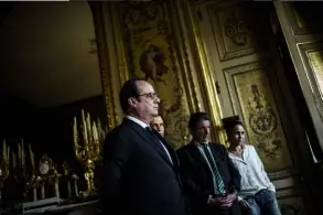 ??  ?? Hollande dans l’attente des résultats du premier tour, avec ses proches.