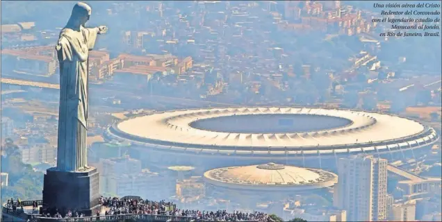  ??  ?? Una visión aérea del Cristo Redentor del Corcovado con el legendario estadio de Maracaná al fondo, en Río de Janeiro, Brasil.