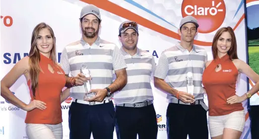  ?? CORTESÍA CLARO ?? Los golfistas Gustavo Betances y Severino Tarrazo exhiben su premio correspond­iente al primer lugar de la categoría A.