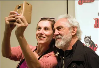  ?? BARB AGUIAR/Special to The Okanagan Weekend ?? Michelle Behr takes a selfie with Tommy Chong Friday evening at Quick Grow and Diablo Nutrients in Kelowna.