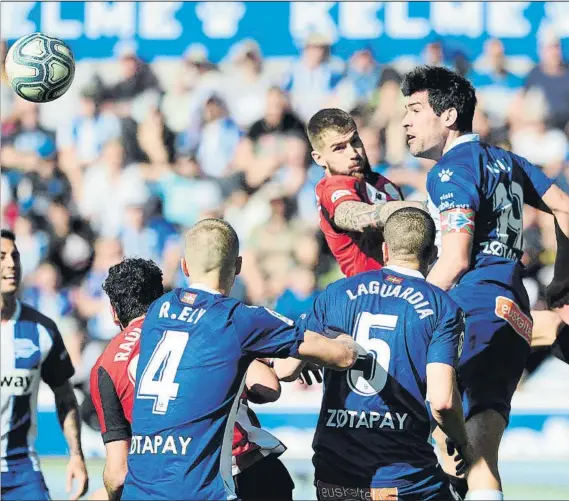  ?? FOTO: JUAN ECHEVERRÍA ?? Duelo de altura
Manu García se impone por alto de cabeza a Iñigo Martínez durante el partido del equipo albiazul frente al Athletic en Mendizorro­tza