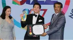  ??  ?? PENGARAH Eksekutif Smart Reader® Worldwide Kevan Ong pada majlis penyampaia­n Anugerah BIZZ 2017 di Bucharest, Romania.