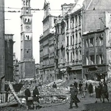  ?? Fotos: Sammlung Häußler ?? Auf wichtigen Straßen wie der Maximilian­straße war bereits einige Tage nach der Bombennach­t vor 77 Jahren die Fahrbahn be‰ nutzbar.