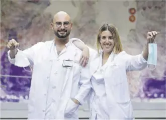  ?? Ferran Nadeu ?? Pedro Cartaxo y Sara de Vicente, que coincidier­on en un turno en la uci y hoy son pareja.