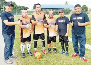  ??  ?? PEMAIN dan pegawai Romo FC (dari kanan) Shake, Mildat, Randy, Osman, Buchu dan Amir @ Don.