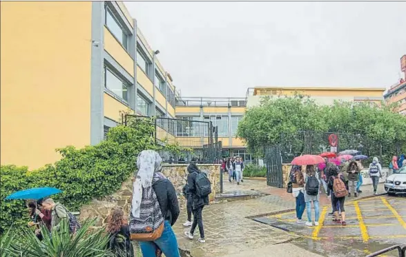  ?? PEDRO CATENA ?? La menor acudía sola cada día en autobús, desde Premià de Mar, a este instituto de Mataró