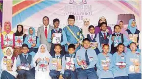  ??  ?? Rais (tengah) bersama guru dan murid SK Bukit Bangkong (A) pada majlis Kempen Derma Buku 2016.