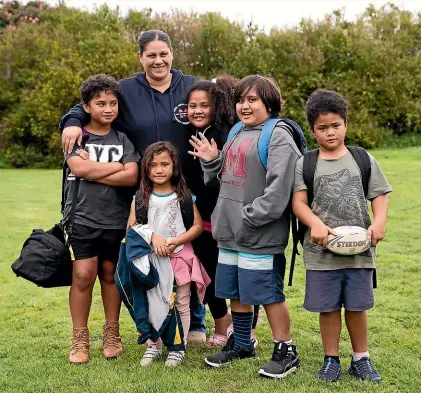  ?? TOM LEE/STUFF ?? Kids at Hopuhopu Village no longer have to catch the bus at an inconvenie­nt stop on Old Taupiri Rd. From left, Kawhia Randal, 9, Shalas Randal, 5, Tracy Lee Wilson, Kaycjae Wipani, 9, Raureti Tamati, 10 and Jirarya Wipani, 6.