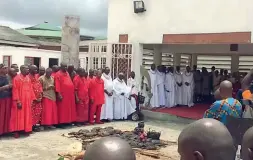  ??  ?? La svolta dalla Rete
Un momento della cerimonia con cui un mese fa a Benin city, in Nigeria, l’Oba Ewuare II, la massima autorità religiosa del popolo Edo, ha formulato un editto per revocare tutti i riti voodoo che vincolano le ragazze vittime del...