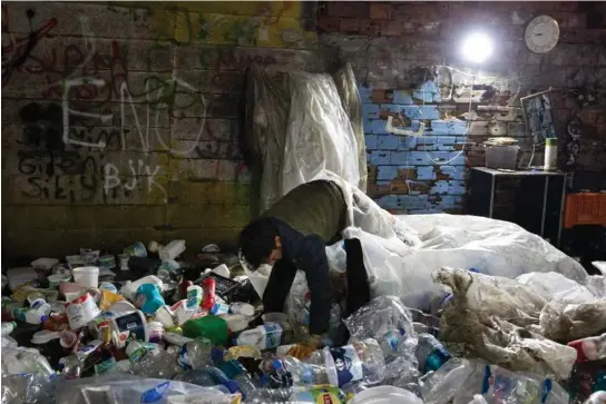  ?? ?? Ahmad Iqbal, en 39-årig illegal afghansk migrant fra Jalalabad, er i gang med at sortere det affald, som han har indsamlet fra skraldespa­nde i Istanbul. Han bliver betalt to lira pr. kg plast svarende til en krone.