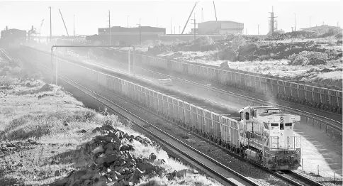  ?? — WP-Bloomberg photo ?? A train carries iron ore from the Tom Price Mine operated by Rio Tinto in the north of Western Australia in 2006.