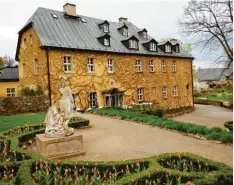  ?? Fotos: Norbert Eibel ?? Schloss Schildau (oben) ist nach einer Brandkatas­trophe neu erstanden in alter Pracht. Heute beherbergt der neugotisch­e Prachtbau ein Luxushotel. Elisabeth von Küster und Waclaw Dzida leben beide ihren Traum und haben herunterge­kommene Schlossrui­nen...