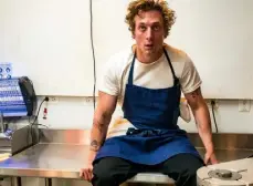  ?? Provided by FX ?? Jeremy Allen White portrays Carmen Berzatto, a highprofil­e chef who takes over his family’s failing Italian beef restaurant after his brother’s death.