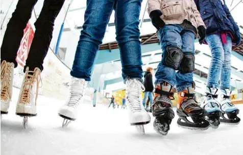  ?? Foto: Alexander Kaya (Archivbild) ?? Die Eislaufsai­son in Augsburg beginnt kommende Woche.