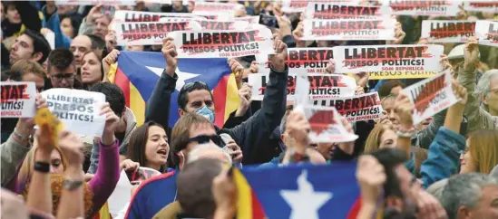  ?? LLUIS GENE AGENCE FRANCE-PRESSE ?? Des manifestan­ts séparatist­es se sont donné rendez-vous mercredi devant le palais de la Généralité, siège de l’exécutif catalan destitué.