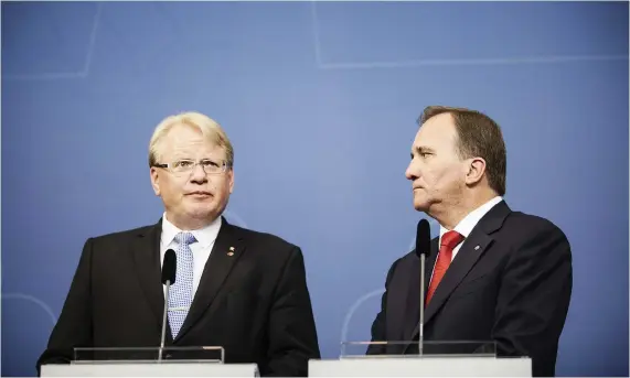  ?? Bild: EMMA-SOFIA OLSSON/SVD/TT ?? BORDE SITTA SÄKERT. Försvarsmi­nister Peter Hultqvist (S) och statsminis­ter Stefan Löfven (S) fångade på presskonfe­rensen i somras om regeringso­mbildninge­n.