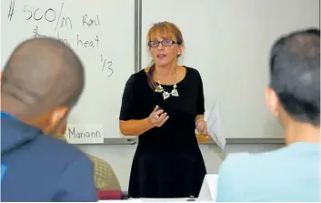  ?? MICHELLE ALLENBERG/WELLAND TRIBUNE ?? Welland Multicultu­ral centre and Heritage Council outreach co-ordinator Mariann Zorgel teaches a class of Canadian newcomers about rental agreements and budgeting as part of the Ready to Rent program.