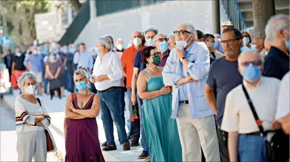  ??  ?? Muitos populares quiseram agradecer a Otelo Saraiva de Carvalho ter contribuíd­o para pôr fim ao Estado Novo e ter oferecido a democracia ao País