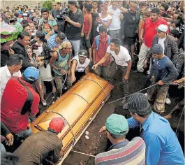  ?? AP ?? Muerte. El féretro de uno de los miembros de la familia calcinada.