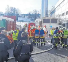  ?? FOTOS: FEUERWEHR LEUTKIRCH ?? Der Einsatz bei Milei dauerte bis etwa 13 Uhr. Durch die Alarmierun­g des Gefahrengu­tzuges Allgäu waren alleine von den beteiligte­n Feuerwehre­n etwa 80 Einsatzkrä­fte vor Ort.