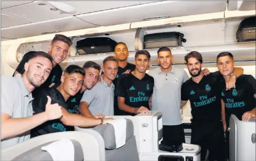  ??  ?? NOVATOS. Manu Hernando, Luca Zidane, Óscar, Franchu, Dani Gómez, Danilo, Achraf, Theo, Isco y Tejero posan antes de comenzar el vuelo.