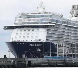  ??  ?? Die „Mein Schiff 3“steht in Cuxhaven unter Quarantäne