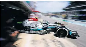  ?? FOTO: MANU FERNANDEZ/AP ?? Rennfahrer Lewis Hamilton fährt am Freitag im Training auf dem Circuit de Barcelona-Catalunya aus der Mercedes-Box.