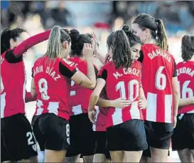  ?? FOTO: J. ECHEVERRÍA ?? Victoria en Lezama
Las rojiblanca­s celebran el gol de Lucía ante el Valencia