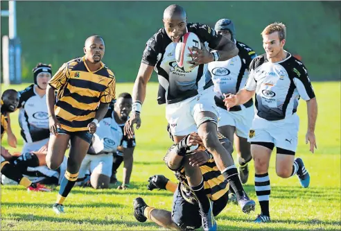  ?? Picture: ALAN EASON ?? THE LINE-BREAKER: Siya November from Old Boys breaks through the Police defence to score a try during a clash at the Old Boys Club over the weekend