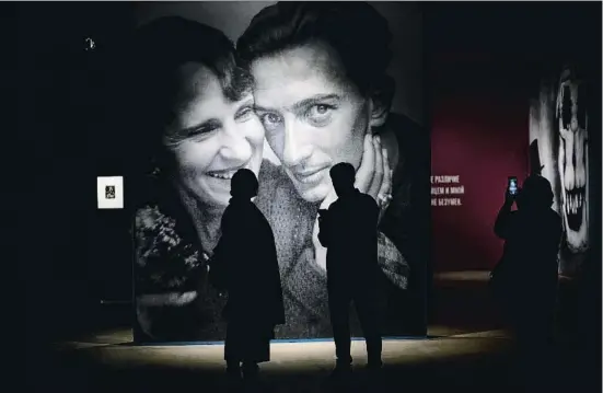  ?? ALEXANDER ZEMLIANICH­ENKO / AP ?? Una imatge ahir del vestíbul de l’exposició Salvador Dalí: art màgic al centre Manège de Moscou
